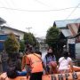 Tim BNPB melakukan evakuasi terhadap korban banjir yang terjadi di wilayah Sintang Kalimantan Barat. ANTARA/HO-BNPB