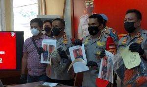 Ditangkap! Pengeroyok Jagoan Kampung Hingga Tewas di Koja Kapolres Metro Jakarta Utara Kombes Pol Guruh Arif Darmawan menunjukkan foto tersangka pengeroyokan hingga menyebabkan korban meninggal dunia serta barang bukti berupa senjata tajam yang digunakan untuk membunuh jagoan kampung di Koja berinisial RS (19) di Markas Polres Metro Jakarta Utara, Jumat (12/11/2021). ANTARA/ Abdu Faisal.