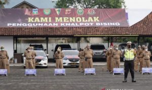 Sejumlah petugas mengikuti upacara deklarasi menolak knalpot bising di lapangan Sekretariat Daerah Pemkab Garut, Senin (8/11/2021). (ANTARA/HO-Diskominfo Garut)