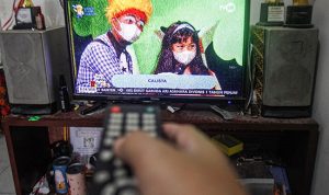 Warga menonton televisi di rumahnya, Depok, Jawa Barat, Selasa (15/6/2021). Proses Analog Switch Off (ASO) atau migrasi dari siaran tv analog ke digital akan segera dimulai, Kementerian Komunikasi dan Informatika (Kominfo) menetapkan tahapan migrasi mulai 17 Agustus 2021 hingga 2 November 2022. (ANTARA FOTO/Yulius Satria Wijaya/foc)