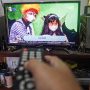 Warga menonton televisi di rumahnya, Depok, Jawa Barat, Selasa (15/6/2021). Proses Analog Switch Off (ASO) atau migrasi dari siaran tv analog ke digital akan segera dimulai, Kementerian Komunikasi dan Informatika (Kominfo) menetapkan tahapan migrasi mulai 17 Agustus 2021 hingga 2 November 2022. (ANTARA FOTO/Yulius Satria Wijaya/foc)