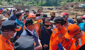 Wagub Jabar Uu Ruzhanul Ulum meninjau lokasi banjir Bandang di Kecamatan Sukawening Kabupaten Garut