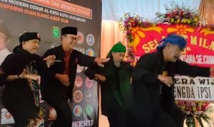 Wali Kota Achmad Fahmi bersama para pendekar silat melakukan gerakan senam silat khas Jawa Barat.