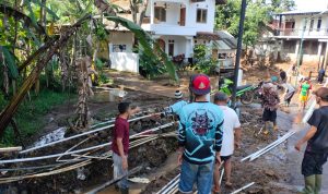 Dampak Dari Banjir Bandang Garut, Pipa Paralon untuk Salurkan Air Bersih Ikut Terbawa Hanyut Warga Kampung Ragadiem secara bergotong royong membuat saluran air bersih dari pipa paralon yang kebanyakan rusak akibat banjir bandang