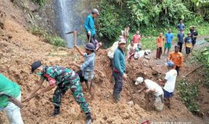 Warga Kecamatan Takokak, Cianjur, , masih berupaya membuka kembali jalan penghubung antar desa yang tertutup material longsor dan banjir