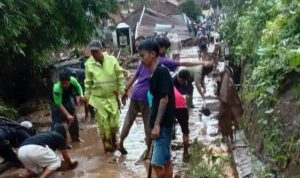 Banjir Bandang Terjang Empat Desa di Kecamatan Sukawening Garut Warga desa di Kecamatan Sukawening tengah membersihkan jalan setelah diterjang banjir bandang