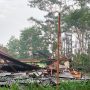Beberapa rumah di pinggir jalan Raya KSU, Tirtajaya rusak parah akibat tertimpa pohon saat terjadi hujan deras disertai angin kencang beberapa waktu lalu. (Haris Samsuddin/Jabar Ekspres)