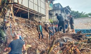 Akan Pohon Bambu Bergeser, Dua Rumah Tertimpa Longsor