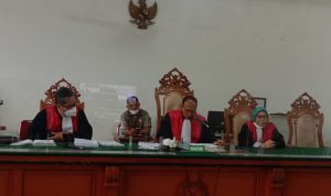 Ade Barkah dan Siti Aisyah Dijatuhi Vonis 2 Tahun Penjara Majelis Hakim sedang membaca berkas putusan kasus Korupsi Banprov Jabar, di Pengadilan Negeri (PN) Bandung, Rabu (3/11). (Foto: Sandi Nugraha)