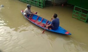 Banjir Melanda Tiga Kecamatan di Kabupaten Bandung Warga melintasi banjir menggunakan perahu, di Kampung Bojongasih, Dayeuhkolot, Rabu (3/11). (Yully S Yulianty/Jabar Ekspres)