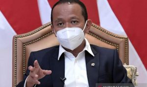 Menteri Investasi/Kepala BKPM Bahlil Lahadalia saat menyampaikan keterangannya tentang agenda Presiden Joko Widodo untuk pertemuan bilateral dengan Perdana Menteri (PM) dan Ruler of Dubai Sheikh Mohammed bin Rashid Al Maktoum, di hotel tempatnya bermalam di Abu Dhabi, PEA, pada Rabu (3/11/2021). ANTARA/HO-Biro Pers Setpres/am.