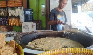 Harga Minyak Curah Melonjak Tajam, Pedagang Oleh-oleh di Leuwipanjang Naikan Harga Jual