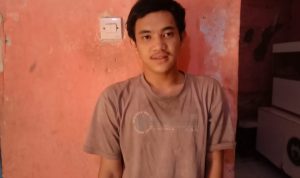 Terseret Banjir Cilember, Begini Perjuangan Ade Selamatkan Kuda Delmannya Sosok Ade Irawan, 21, saat ditemui di tempat tinggalnya, Kamis (4/11). (Intan Aida/Jabar Ekspres)