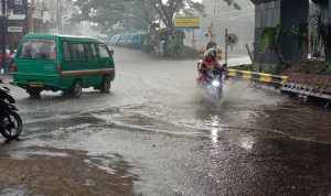DERAS: Kota Cimahi diguyur hujan hingga muncul genangan air di kawasan Cilember, Kamis (4/11). (Intan Aida/Jabar Ekspres)