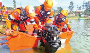 BANTU MASYARAKAT: Para personel Badan Penanggulangan Daerah (BPBD) Provinsi Jawa Barat menyediakan peralatan yang dipersiapkan untuk penanggulangan bencana di Jabar.