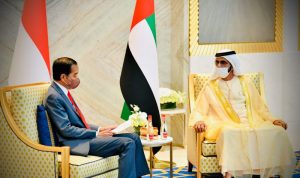 Presiden RI Joko Widodo (kiri) bertemu dengan Perdana Menteri dan Emir Dubai PEA Sheikh Mohammed Bin Rashid Al Maktoum (MBR) di Dubai, Persatuan Emirat Arab (PEA), Kamis (4/11). (ANTARA/HO-Biro Pers Sekretariat Presiden/Laily Rachev)