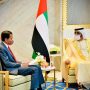 Presiden RI Joko Widodo (kiri) bertemu dengan Perdana Menteri dan Emir Dubai PEA Sheikh Mohammed Bin Rashid Al Maktoum (MBR) di Dubai, Persatuan Emirat Arab (PEA), Kamis (4/11). (ANTARA/HO-Biro Pers Sekretariat Presiden/Laily Rachev)