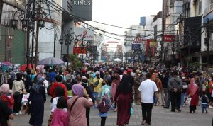 Mobilitas di Kota Bandung Kian meningkat, Begini Sikap Satpol PP Mobilitas masyarakat di Alun-Alun Kota Bandung saat masa pandemi. (Foto: Sandi Nugraha/Jabar Ekspres)