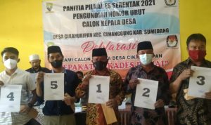 Tahap pembagian nomor calon kades di Desa Cikahuripan, Kecamatan Cimanggung, Kabupaten Bandung, beberapa waktu lalu.