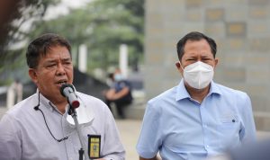 Kepala Dinas Perumahan dan Permukiman Jabar Boy Iman Nugraha saat site visit Monumen Perjuangan Pandemi COVID-19 Jawa Barat di depan Gasibu, Kota Bandung, Jumat (5/11/2021). (Foto: Fajar/Humas Jabar)