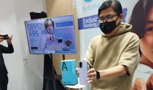 PR Manager OPPO Indonesia, Aryo Meldianto A, memperlihatkan wujud OPPO A95 yang bakal diluncurkan pertengahan November nanti.