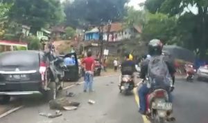 Kecelakaan lalu lintas di tikungan Sanur, Kecamatan Tanjungsari, Sumedang pada Minggu (7/11).