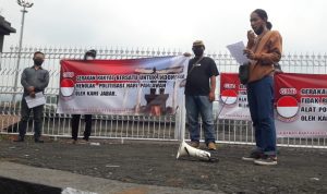 Jelang Hari Pahlawan, GRB Tolak Kegiatan Berbau Politik di TMPN Cikutra Sejumlah massa dari Gerakan Rakyat Bersatu (GRB) untuk Indonesia melakukan aksi damai di depan Taman Makam Pahlawan Nasional (TMPN) Cikutra, Kota Bandung, Senin (8/11).