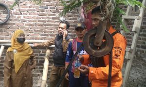 Anggota BPBD Kabupaten Sumedang saat mengecek kandungan minyak yang keluar dari sumur di Jatinangor.