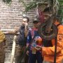 Anggota BPBD Kabupaten Sumedang saat mengecek kandungan minyak yang keluar dari sumur di Jatinangor.