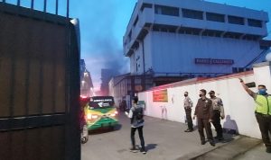 Panel Pabrik Berry Callebaut Terbakar. (Yully S Yulianty/Jabar Ekspres)