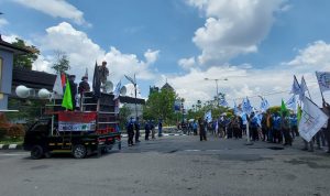 SPSI Kabupaten Bandung Akan Dorong Kenaikan Upah Sebesar 10 % Ratusan buruh dan Pekerja lakukan aksi unjuk rasa di depan Perkantoran Pemkab Bandung. (Yully A Yulianty/Jabar Ekspres)