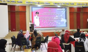 Pelaksana tugas (Plt) Wali Kota Cimahi Ngatiyana saat membuka acara pelatihan peningkatan daya saing produk IKM melalui sosial media