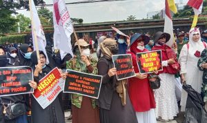 Peringati Hari Pahlawan, Persatuan Emak-emak Indonesia Gelar Aksi di Depan Gedung Sate
