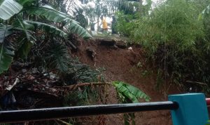 Peristiwa longsor di TPU Cikutra Kota Bandung. Rabu (10/11). Foto. (Sandi Nugraha/Jabar Ekspres)