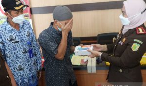 Kejari Garut Bebaskan Tuntutan Hukum Tersangka Pencuri HP Kepala Kejari Garut Neva Devi Susanti (kanan) bersama tersangka kasus pencurian yang dibebaskan dari tuntutan hukum saat jumpa pers di Kejari Garut, Rabu (10/11/2021). (ANTARA/Feri Purnama)
