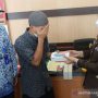 Kepala Kejari Garut Neva Devi Susanti (kanan) bersama tersangka kasus pencurian yang dibebaskan dari tuntutan hukum saat jumpa pers di Kejari Garut, Rabu (10/11/2021). (ANTARA/Feri Purnama)