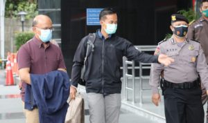 Pegawai pajak Wawan Ridwan (kiri) yang ditangkap KPK di Sulawesi Selatan tiba di Gedung KPK, Jakarta, Kamis (11/11/2021) untuk menjalani pemeriksaan. (ANTARA/HO-Humas KPK)