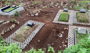 Hujan Deras, Puluhan Makam Pasien Covid-19 di TPU Cikadut Amblas