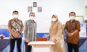 Simbolis penerimaan CSR yang diterima oleh pihak SMPN 14 Cimahi, Kamis (11/11).