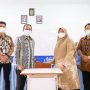 Simbolis penerimaan CSR yang diterima oleh pihak SMPN 14 Cimahi, Kamis (11/11).