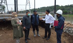 Dewan Sesalkan Bantuan Keuangan Revitalisasi Situ Ciburuy Lamban Pimpinan dan Anggota Komisi III DPRD Provinsi Jawa Barat Meninjau Situ Ciburuy di Kabupaten Bandung Barat dalam rangka mendapatkan informasi terkait Potensi Pendapatan dari aset Pemerintah Provinsi Jawa Barat yang bertempat di Kabupaten Bandung Barat. (Foto: Humas DPRD Jabar)