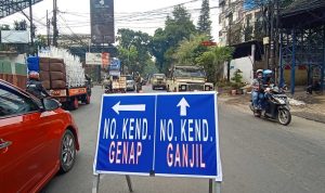 Plang kebijakan ganjil genap di depan Terminal Ledeng, Kota Bandung. (Foto: Sandi Nugraha/Jabar Ekspres)