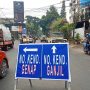 Plang kebijakan ganjil genap di depan Terminal Ledeng, Kota Bandung. (Foto: Sandi Nugraha/Jabar Ekspres)
