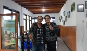 Musisi Firman Siagian (kanan) lakukan kunjungan ke Katumiri Grand Hill foto bersama Dirut PT. Megah Agung Properti Ervan Brahmantio (kiri), Jumat (12/11)(Intan Aida/Jabar Ekspres)