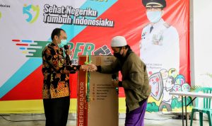 Momen seorang warga mendapat doorprize berupa kulkas saat pelaksanaan gebyar vaksinasi HKN yang dilaksanakan di Selasar Gedung B Pemkot Cimahi, Jumat (12/11). (Intan Aida/Jabar Ekspres)