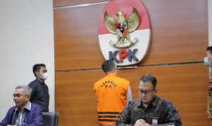 Direktur Penyidikan KPK Setyo Budiyanto (kiri) dan Plt Juru Bicara KPK Ali Fikri saat jumpa pers di Gedung KPK, Jakarta, Kamis (4/11/2021) terkait pengumuman dan penahanan tersangka Apif Firmansyah, orang kepercayaan mantan Gubernur Jambi Zumi Zola. ANTARA/HO-Humas KPK