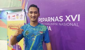 Hikmat Ramdani asal Jawa Barat membuat kejutan dengan mengalahkan peraih perunggu Paralimpiade Tokyo 2020 Fredy Setiawan pada final tunggal putra SL4 elite Peparnas Papua di GOR Cenderawasih, Kabupaten Jayapura, Sabtu (13/11/2021) dengan skor 21-16, 24-22.  ANTARA/Muhammad Ramdan