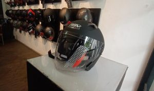 Jajal Sirkuit Mandalika, Ternyata Jokowi Pakai Helm Produk Lokal Asal Bandung In Salah satu Brand Lokal yang digunakan Jokowi saat menjajal Sirkuit Mandalika pada Jum'at (12/11) kemarin. (Sandi Nugraha/Jabar Ekspres)
