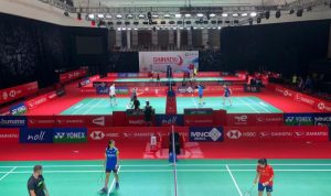 Tim bulu tangkis ganda putri dan ganda campuran Indonesia saat menjajal lapangan utama jelang pelaksanaan Indonesia Masters 2021 di Nusa Dua Bali, Minggu (15/11). (Antaranews/Roy Rosa Bachtiar)