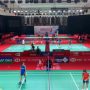 Tim bulu tangkis ganda putri dan ganda campuran Indonesia saat menjajal lapangan utama jelang pelaksanaan Indonesia Masters 2021 di Nusa Dua Bali, Minggu (15/11). (Antaranews/Roy Rosa Bachtiar)